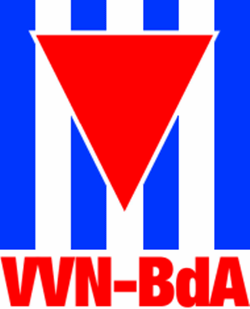 Der rote Winkel mit einer Nummer auf der Häftlingsjacke war in den faschistischen Konzentrationslagern Kennzeichen für die politischen Häftlinge. Der rote Winkel ist heute das Symbol der VVN-BdA. Überall, wo die blau-weiß gestreifte Fahne mit dem roten Dreieck weht, da sind die Antifaschistinnen und Antifaschisten der VVN-BdA aktiv.