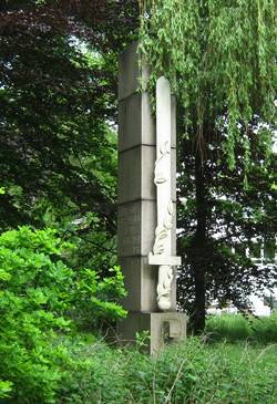 Das Täterdenkmal in Gelsenkirchen, hier noch an alten Standort. Jahrzehntelang stand es schlicht und einfach vergessen in einer Ecke des Werksgeländes herum.